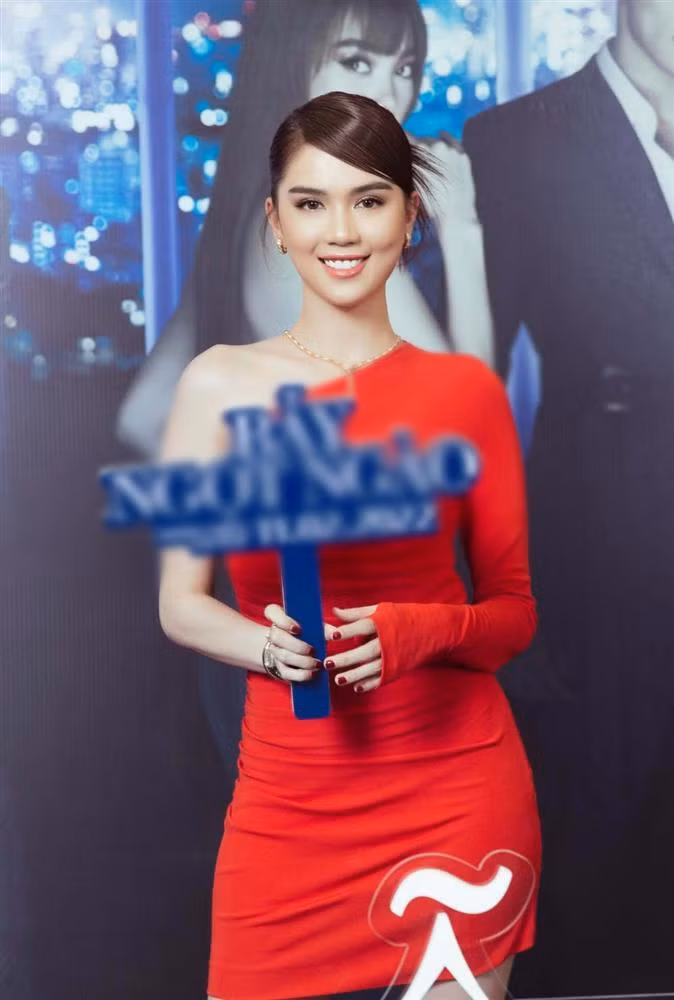  Thiết kế đỏ lệch vai giúp Ngọc Trinh trông có phần kín đáo hơn nhiều so với hình ảnh trước nay cô theo đuổi.