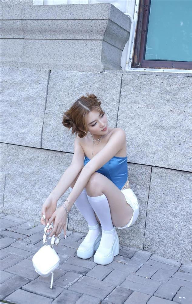 húy Ngân khiến công chúng hoang mang trước vẻ ngoài "mỏng" bất thường thời gian qua.