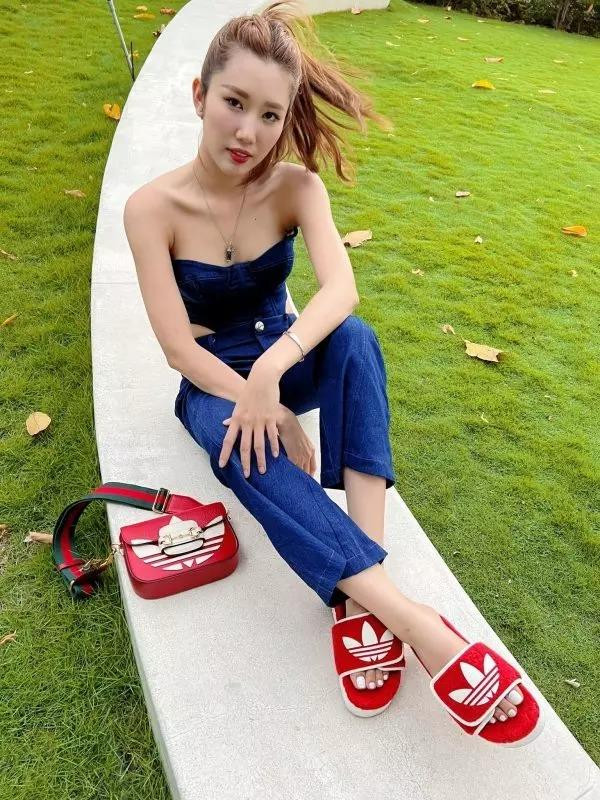 rong một bộ ảnh thời trang, người đẹp sinh năm 1991 nhận được nhiều lời khuyên từ fan về việc nên chú ý sức khỏe. Trong nhiều góc chụp từ trên xuống, người đẹp càng lộ rõ dấu hiệu xuống cân.