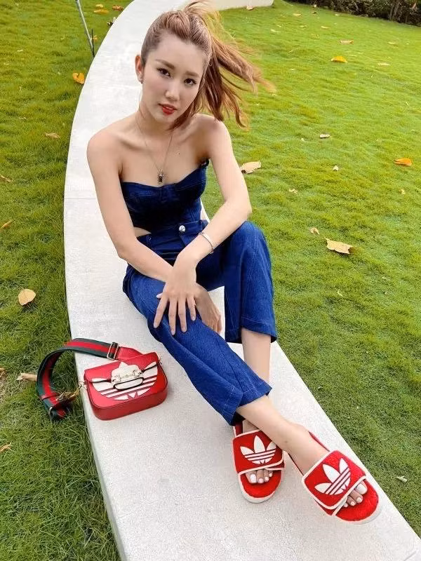 Trong một bộ ảnh thời trang, người đẹp sinh năm 1991 nhận được nhiều lời khuyên từ fan về việc nên chú ý sức khỏe. Trong nhiều góc chụp từ trên xuống, người đẹp càng lộ rõ dấu hiệu xuống cân.