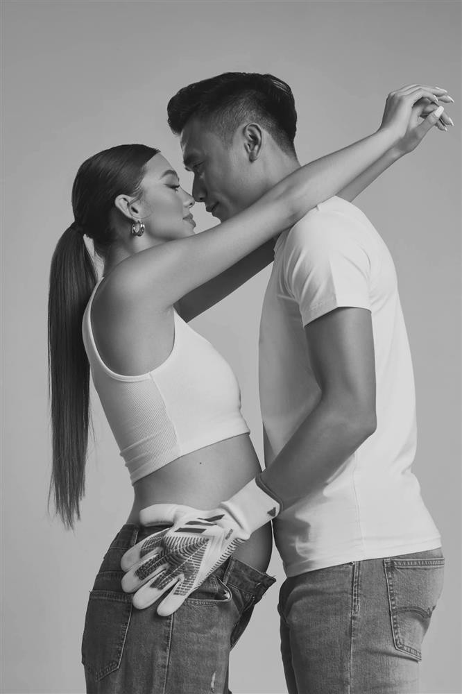 Bùi Tiến Dũng - Dianka Zakhidova tổ chức đám cưới hồi tháng 5. Đến ngày 12/7, cặp đôi lần lượt xác nhận mẫu Tây đang mang thai.