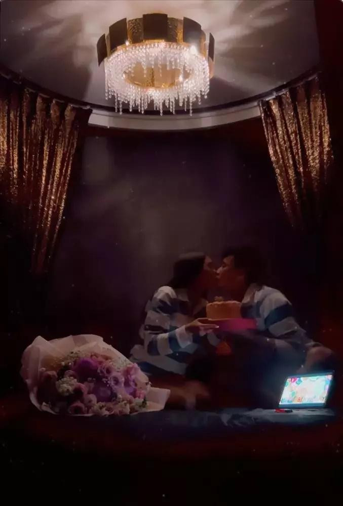 Chúc mừng sinh nhật tình yêu của anh. Thật hạnh phúc khi ở bên cạnh em vào dịp sinh nhật. Bước sang tuổi mới, chúc em luôn mạnh khỏe, vui vẻ, thật nhiều may mắn. Em luôn nói với anh rằng điều khiến em hạnh phúc nhất là nhìn thấy anh hạnh phúc", anh bày tỏ với vợ.