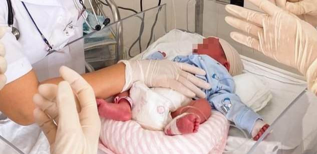 Be gai o Hai Phong vua ra doi toan than do tia