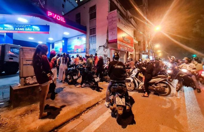 Tương tự một cây xăng trên địa bàn quận Đống Đa lúc 22h30 đêm cùng ngày cũng không khác là bao khi người dân tràn xuống cả lòng đường để chờ đổ xăng.