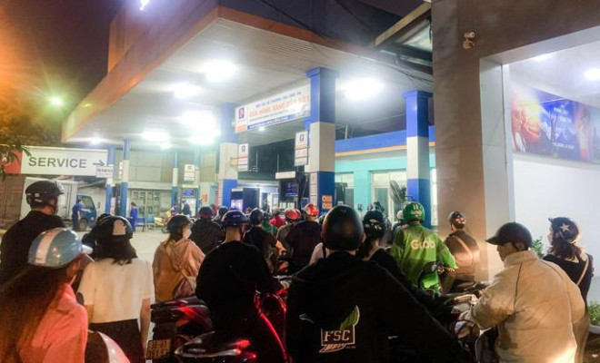  Theo ghi nhận, đêm 10/11 và rạng sáng 11/11, có rất đông người dân ở TP Hà Nội phải xếp hàng để chờ đổ xăng. Trước tình trạng “khát xăng” nhiều ngày gần đây, việc đổ xăng trở nên khó khăn khi phải chờ đợi khá lâu khiến nhiều người dân lựa chọn đi từ sáng sớm hoặc lúc nửa đêm nhưng ra đến điểm bán xăng đều phải xếp hàng dài chờ đợi. Trong ảnh là cây xăng trên đường Láng (quận Đống Đa) được chụp lúc 21h30.