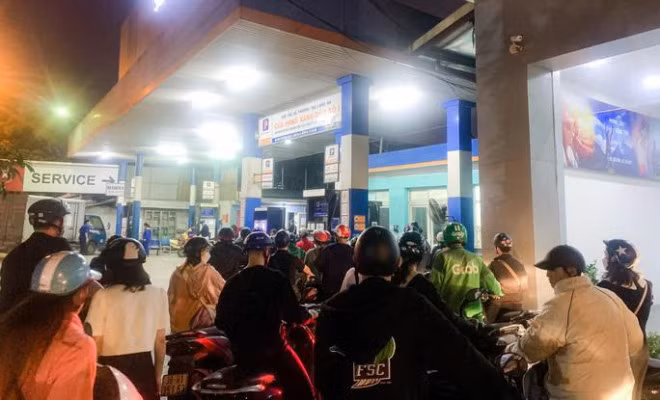  Theo ghi nhận, đêm 10/11 và rạng sáng 11/11, có rất đông người dân ở TP Hà Nội phải xếp hàng để chờ đổ xăng. Trước tình trạng “khát xăng” nhiều ngày gần đây, việc đổ xăng trở nên khó khăn khi phải chờ đợi khá lâu khiến nhiều người dân lựa chọn đi từ sáng sớm hoặc lúc nửa đêm nhưng ra đến điểm bán xăng đều phải xếp hàng dài chờ đợi. Trong ảnh là cây xăng trên đường Láng (quận Đống Đa) được chụp lúc 21h30.