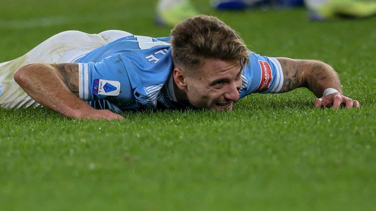 Ciro Immobile luôn là cầu thủ có phong độ ổn định nhất ở Serie A nhiều mùa giải qua. Bằng chứng là Immobile từng 4 lần giành danh hiệu "Vua phá lưới" ở giải đấu số một xứ sở mỳ ống. Mùa này, tiền đạo 32 tuổi tiếp tục duy trì khả năng săn bàn ấn tượng với 6 bàn, 3 kiến tạo trong 10 lần ra sân ở Serie A.