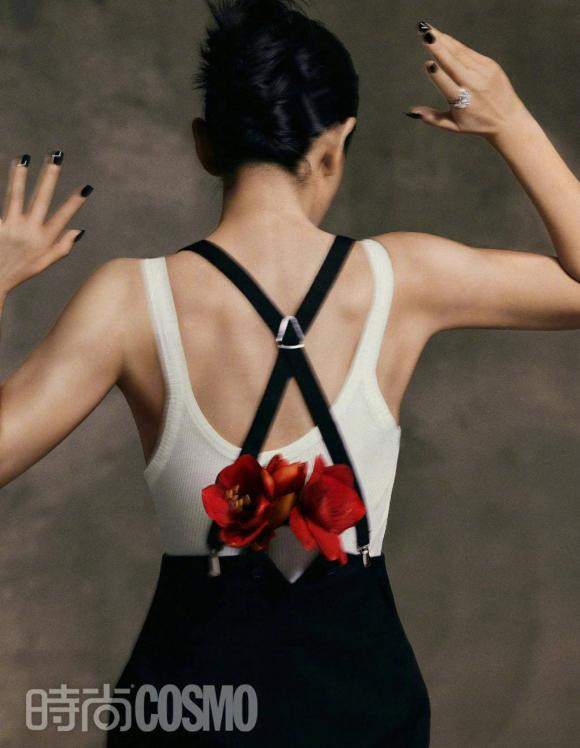 Cô được khán giả yêu quý trong loạt tác phẩm như "Thời niên thiếu Bao Thanh Thiên", "Thiên hạ vô tặc", "Bát đại hào hiệp", "Vân thủy dao", "Vua Kung Fu", "Phong thanh", "Thương vương chi vương", "Địch Nhân Kiệt", "Tuyết hoa và mật phiến", "Transformers 4"... Ngoài sự nghiệp diễn xuất thành công, Lý Băng Băng còn là gương mặt đại diện của nhiều thương hiệu lớn.