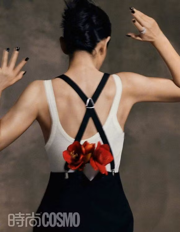 Cô được khán giả yêu quý trong loạt tác phẩm như "Thời niên thiếu Bao Thanh Thiên", "Thiên hạ vô tặc", "Bát đại hào hiệp", "Vân thủy dao", "Vua Kung Fu", "Phong thanh", "Thương vương chi vương", "Địch Nhân Kiệt", "Tuyết hoa và mật phiến", "Transformers 4"... Ngoài sự nghiệp diễn xuất thành công, Lý Băng Băng còn là gương mặt đại diện của nhiều thương hiệu lớn.