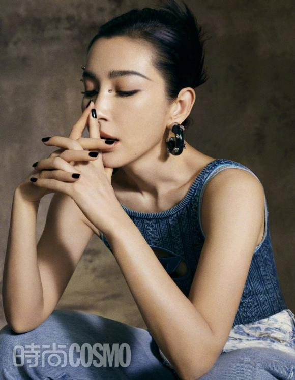 Sự nghiệp thành công rạng rỡ, nhưng đường tình duyên của Lý Băng Băng lại không mấy suôn sẻ. Ở tuổi 49, minh tinh kỳ cựu vẫn lẻ bóng, tất bật với công việc. Trước đó, Lý Băng Băng từng có thời gian hẹn hò với bạn trai kém tuổi Hứa Văn Nam. Tuy nhiên cả hai đã chia tay vào năm ngoái sau gần 5 năm hẹn hò. Cả hai đều suy nghĩ kỹ càng trước khi đưa ra quyết định cuối cùng.