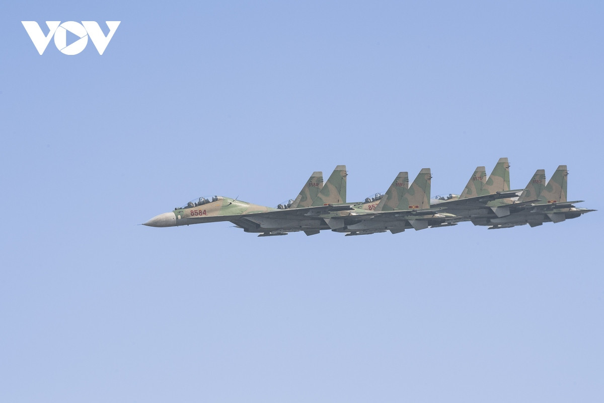 Máy bay tiêm kích bay theo đội hình biên đội 4 hoặc 2 chiếc.