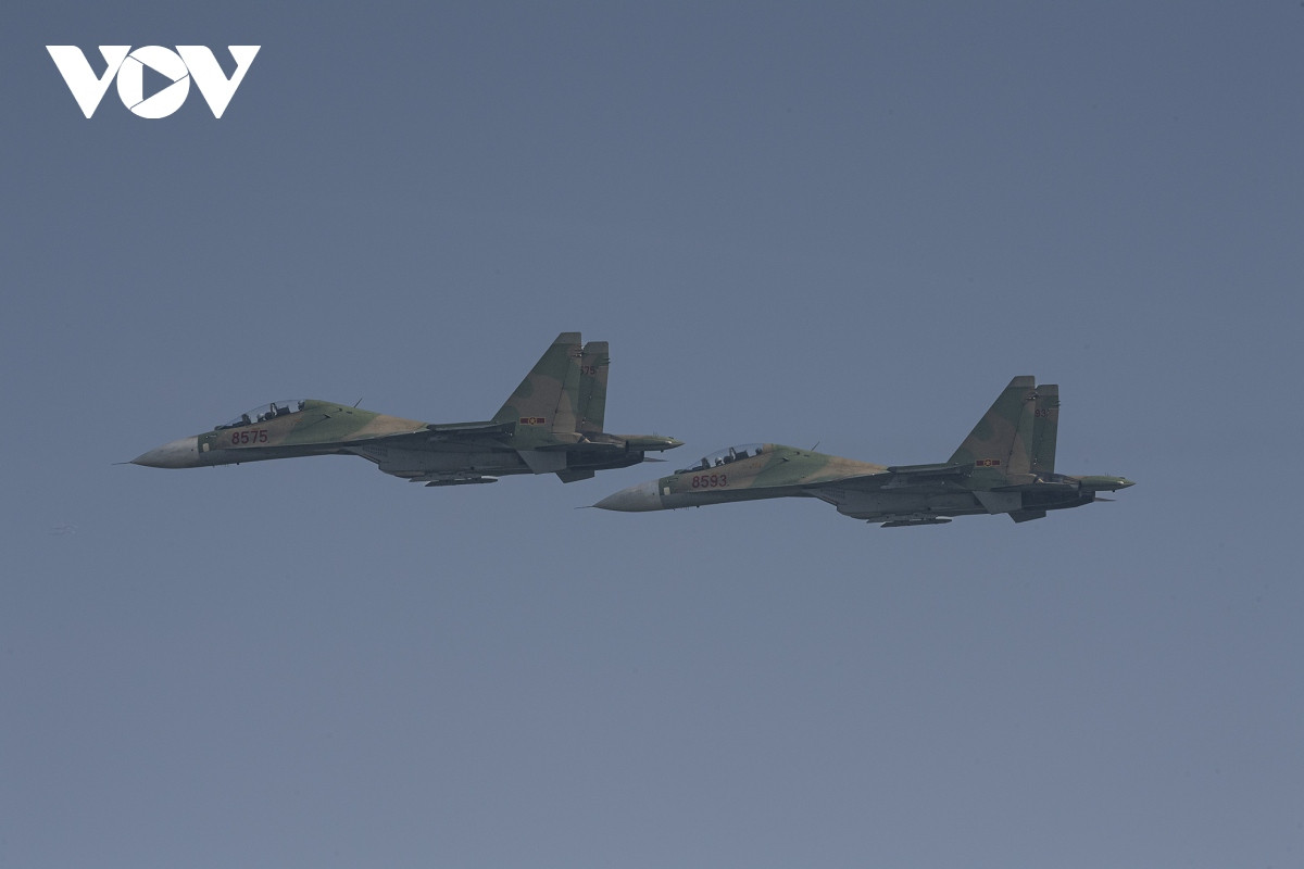 Những ngày qua, người dân Hà Nội được chứng kiến tận mắt những chiếc máy bay chiến đấu hiện đại của lực lượng không quân bay lượn trên bầu trời.