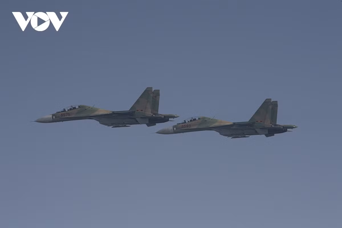 Những ngày qua, người dân Hà Nội được chứng kiến tận mắt những chiếc máy bay chiến đấu hiện đại của lực lượng không quân bay lượn trên bầu trời.