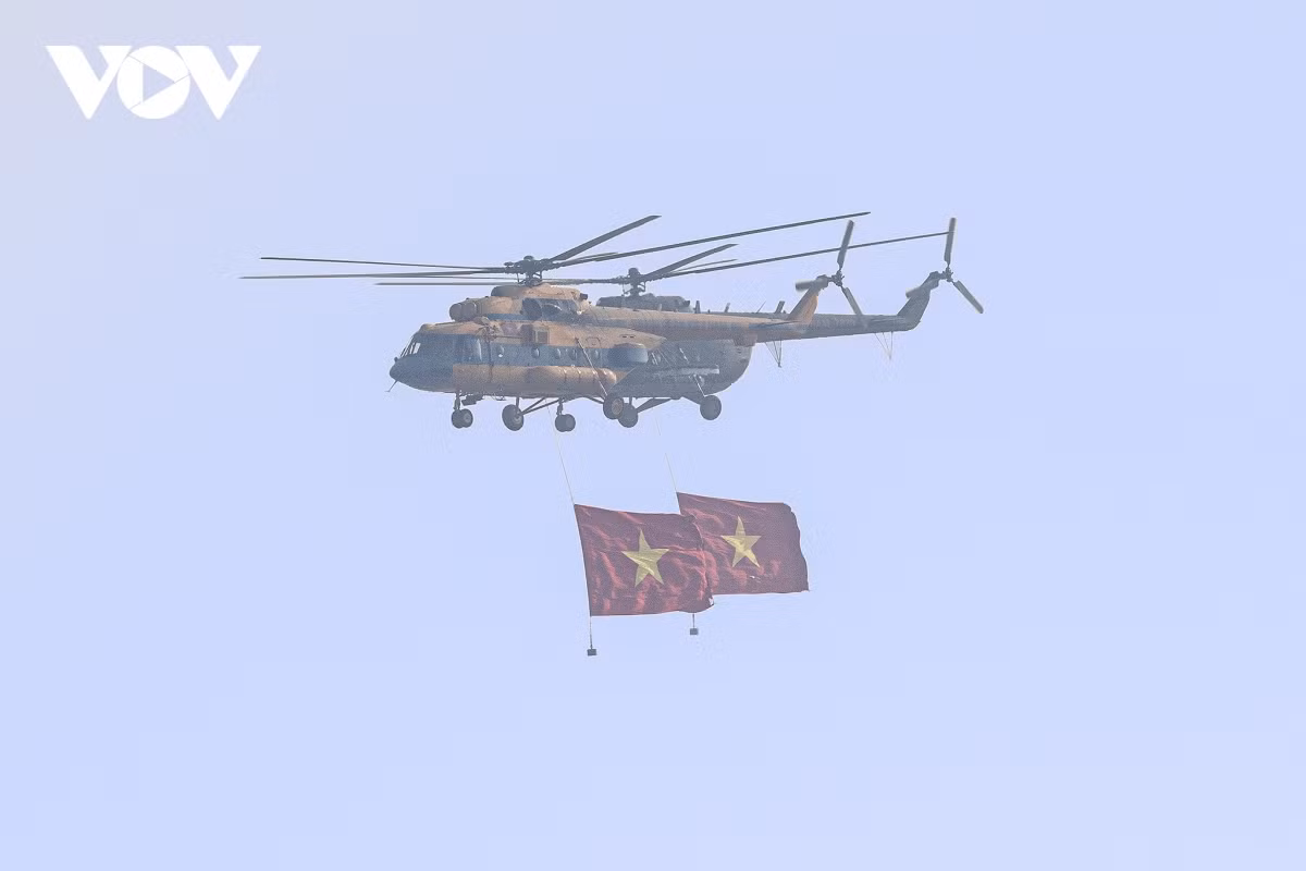  Trực thăng Mi bay trên khu vực sân bay Gia Lâm.