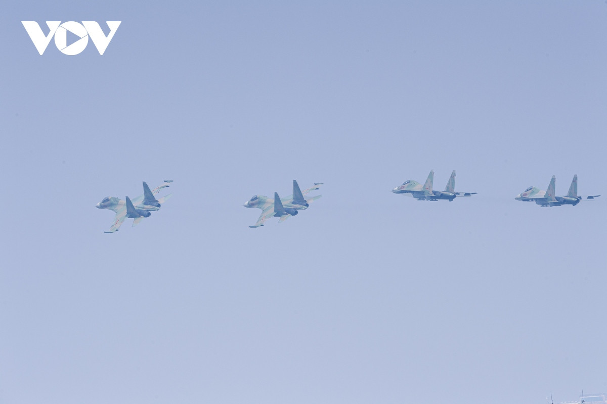 Máy bay chiến đấu Su-30MK2 cùng hợp luyện với trực thăng Mi.