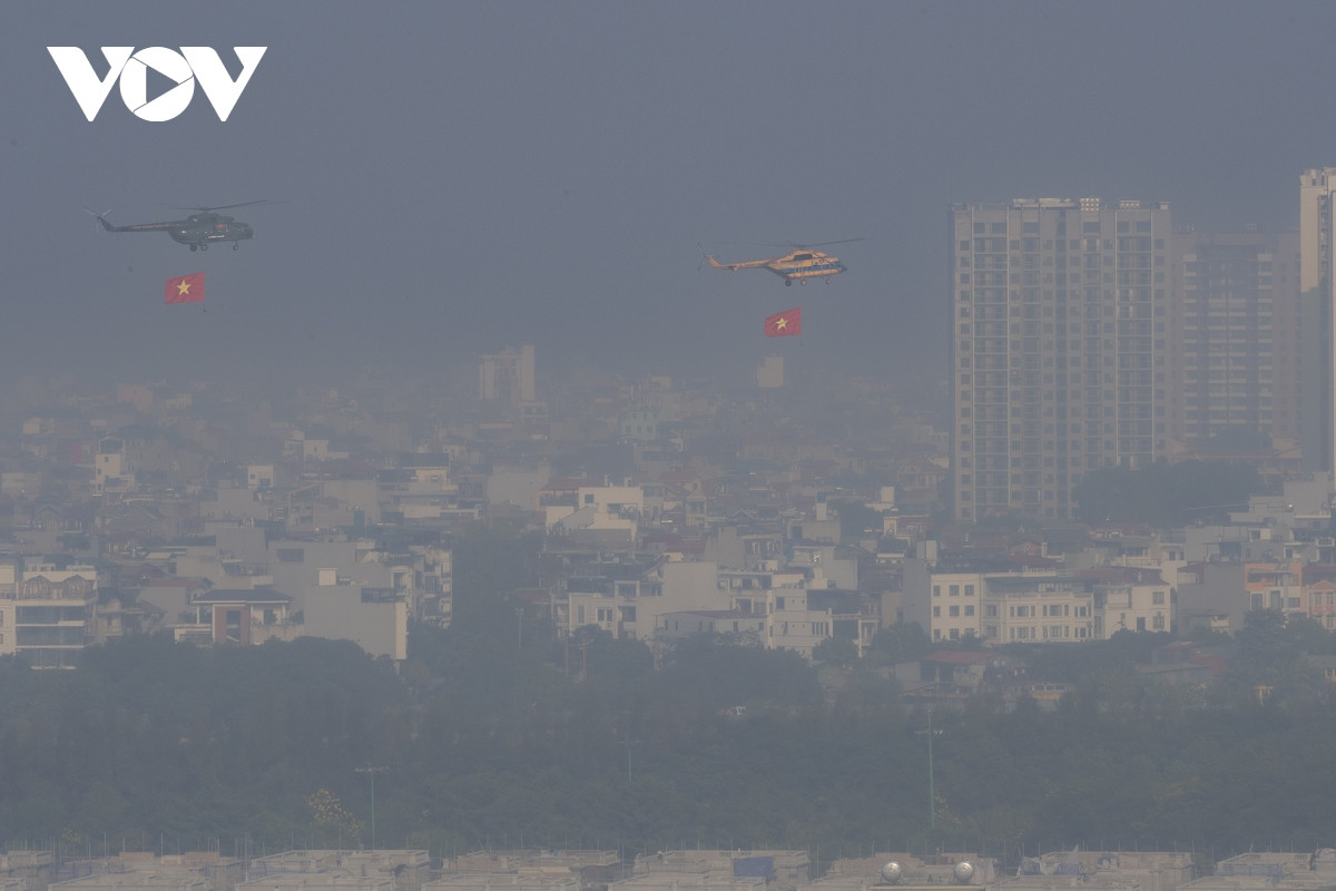 Thông thường trực thăng mang theo Quốc kỳ chỉ xuất hiện trong các dịp lễ lớn, trọng đại.