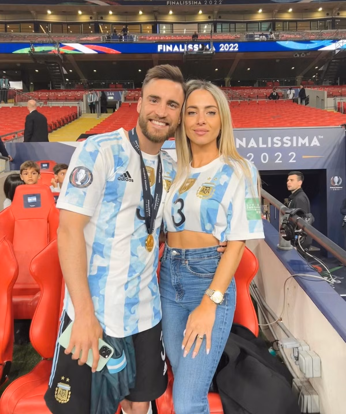 Nhưng Carolina vẫn giữ niềm tin vào bạn trai mình và luôn xuất hiện trên khán đài cổ vũ tinh thần cho chàng cầu thủ 30 tuổi. Cũng nhờ vậy, Nicolas luôn cố gắng thể hiện tốt nhất trên sân cỏ.