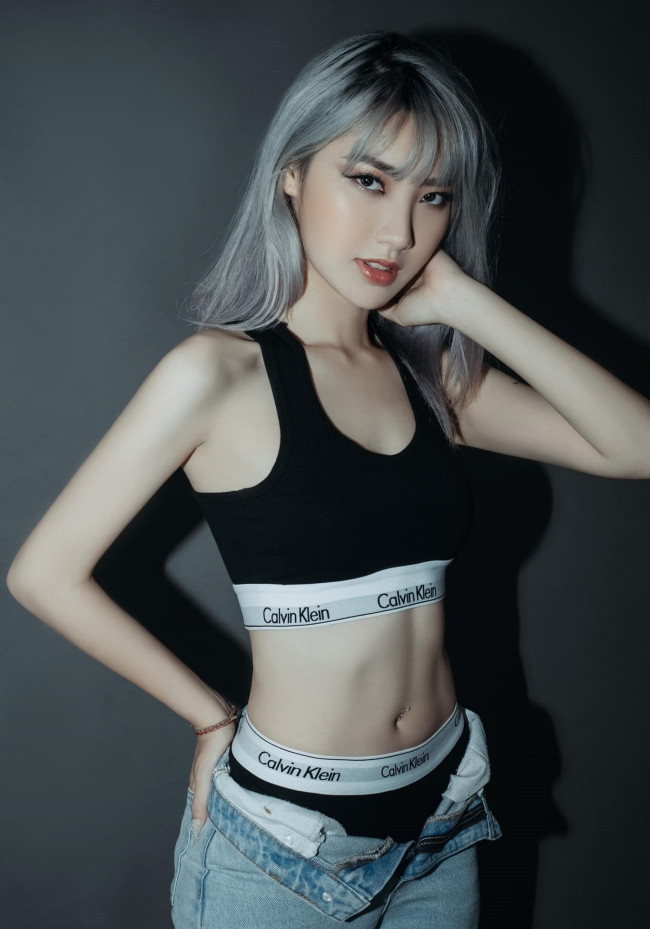 Ngay sau đó khi chương trình bình luận kết thúc, Hoàng Giang đã có chia sẻ trên trang Facebook cá nhân: "Xin lỗi, em hơi run nên bị hơi bắc cầu".