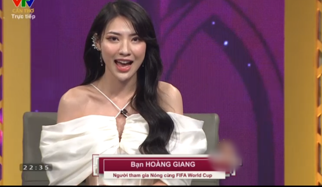 Hay trong phần bình luận trận trận đấu giữa ĐT Hà Lan - ĐT Senegal, người đẹp Hoàng Giang gây chú ý với phần giới thiệu rối rắm: "Tôi xin tự giới thiệu tôi là Phạm Hoàng Giang, biệt danh Giang Korean. Tuy nhiên tôi đại diện cho tuyển Pháp, hôm nay tôi rất vui khi có mặt trong trận đấu của ĐT Hà Lan đối đầu với Senegal".