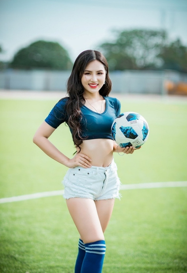 Đặng Ngân - người đẹp đại diện cho fan ĐT Pháp trong mùa World Cup 2018, cũng khiến nhiều người bật cười khi bình luận: "Em thích Salah và mong anh ấy ra sân. Nhưng em mong Uruguay chiến thắng... Thực ra em hâm mộ đội tuyển Pháp".