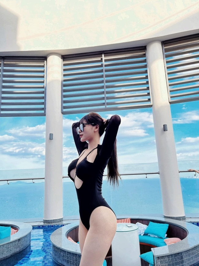 Câu nói này lập tức trở thành chủ đề "hot" trên các diễn đàn mạng xã hội: "Xinh nhưng hơi cố chấp", "Em ấy nói bất chấp", "Chắc run quá nên nhầm chút thôi", "Xinh nhưng trình độ hiểu bóng đá hơi chè xanh"...