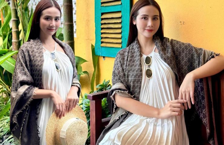 ễ dàng nhận thấy xu hướng váy, áo cổ yếm đang là mốt của mùa xuân năm nay.