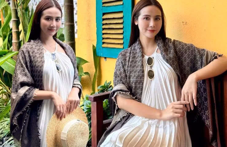 Dễ dàng nhận thấy xu hướng váy, áo cổ yếm đang là mốt của mùa xuân năm nay.