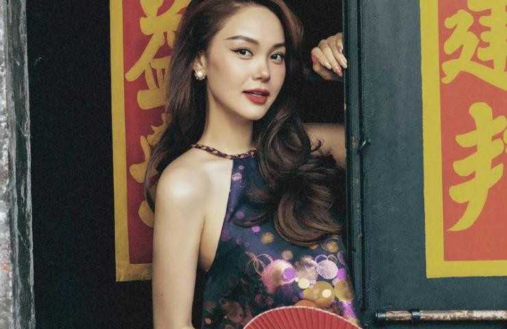 o yếm giúp Minh Hằng Tường tôn vai gầy, nét đẹp thanh thoát.