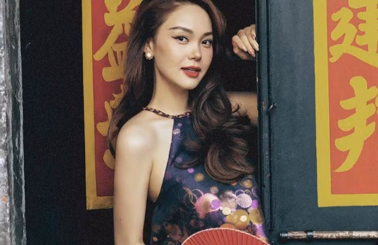 Áo yếm giúp Minh Hằng Tường tôn vai gầy, nét đẹp thanh thoát.