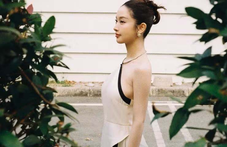 Jun Vũ hưởng ứng mốt áo dài cổ yếm với thiết kế hòa trộn cổ điển và hiện đại.