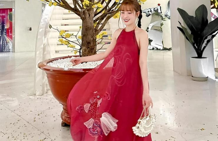 uka cũng chọn cho mình mẫu áo dài cổ yếm, hở lưng du Xuân, giúp cô khoe làn da trắng, thân hình gợi cảm.