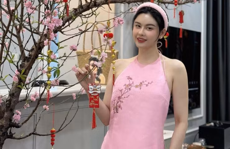 Đỏ, hồng là tông màu được nhiều người đẹp lựa chọn khoe sắc dịp Tết này.