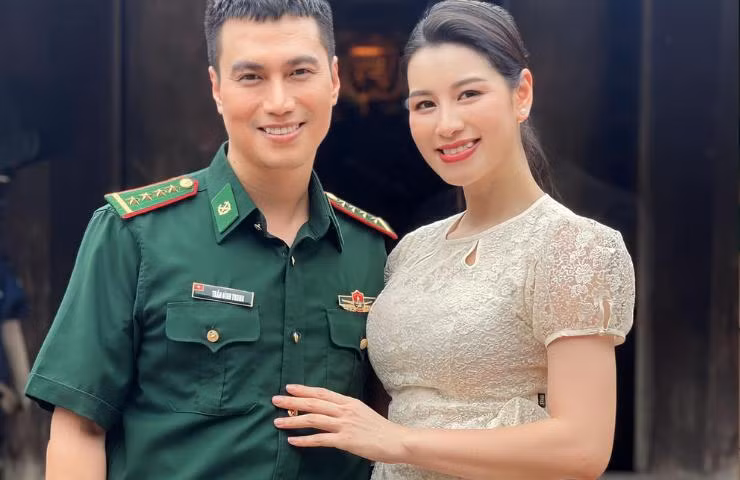 Năm 2023 vừa qua cô gây chú ý khi trở lại màn ảnh phim truyền hình với vào vai vợ cũ của Đồn trưởng Trung (Việt Anh) trong "Cuộc Chiến Không Giới Tuyến". Chia sẻ với chúng tôi, Huyền Trang cho hay càng bận rộn cô càng cố gắng để chăm sóc tốt cho bản thân bằng việc tập thể thao, giữ chế độ ăn uống khoa học và đặc biệt là làm đẹp bằng tinh thần.