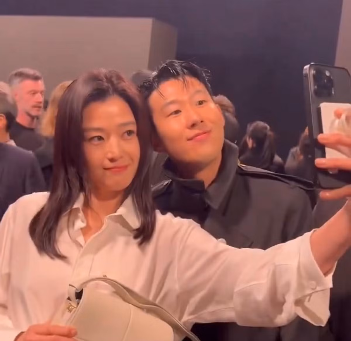 Chân sút thuộc biên chế CLB Tottenham Hotspur gặp gỡ đại diện đến từ Hàn Quốc là nữ diễn viên Jun Ji Hyun, Jung Yumi, diễn viên Thái Lan Bright Vachirawit…