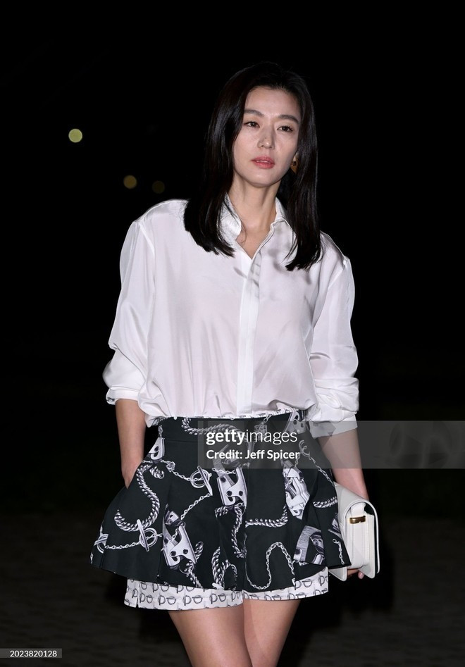 Jun Ji Hyun hiện diện với tư cách đại sứ thương hiệu Burberry. Nữ diễn viên Vì sao đưa anh tới nhận nhiều lời khen về nhan sắc, khí chất phù hợp với nhãn hàng. Ảnh: Getty.