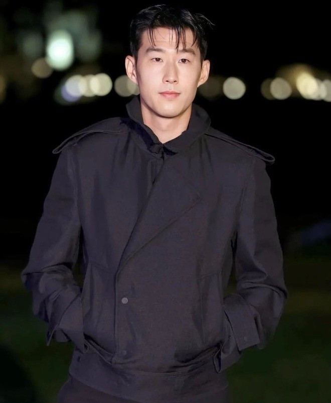 Ngày 20/2 (theo giờ Việt Nam), Son Heung Min xuất hiện tại tham dự show diễn của Burberry thuộc khuôn khổ Tuần lễ thời trang London (London Fashion Week) sau ồn ào với Lee Kang In. Ảnh: Getty.