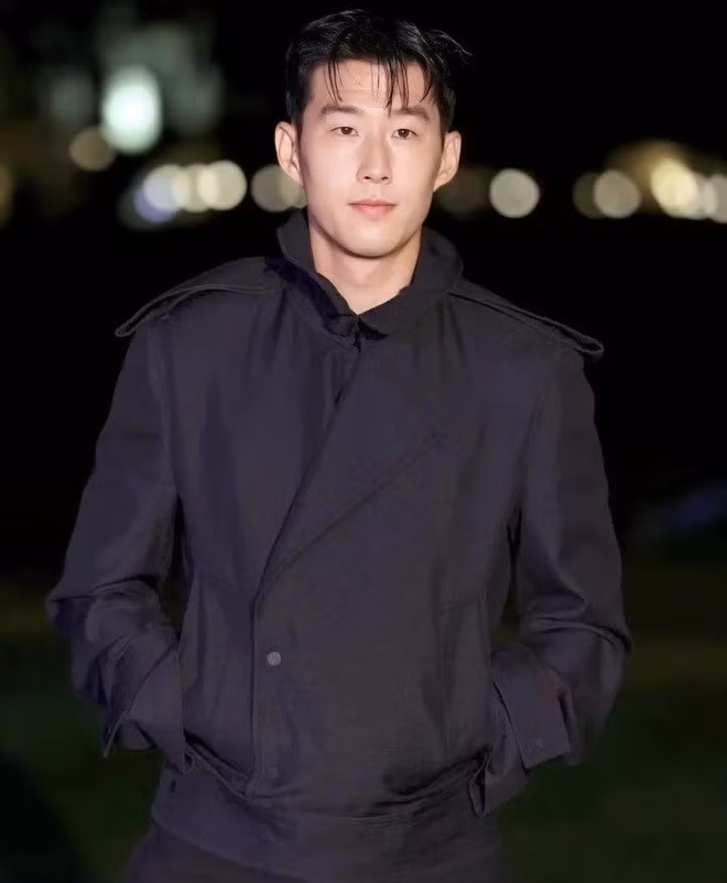 Ngày 20/2 (theo giờ Việt Nam), Son Heung Min xuất hiện tại tham dự show diễn của Burberry thuộc khuôn khổ Tuần lễ thời trang London (London Fashion Week) sau ồn ào với Lee Kang In. Ảnh: Getty.