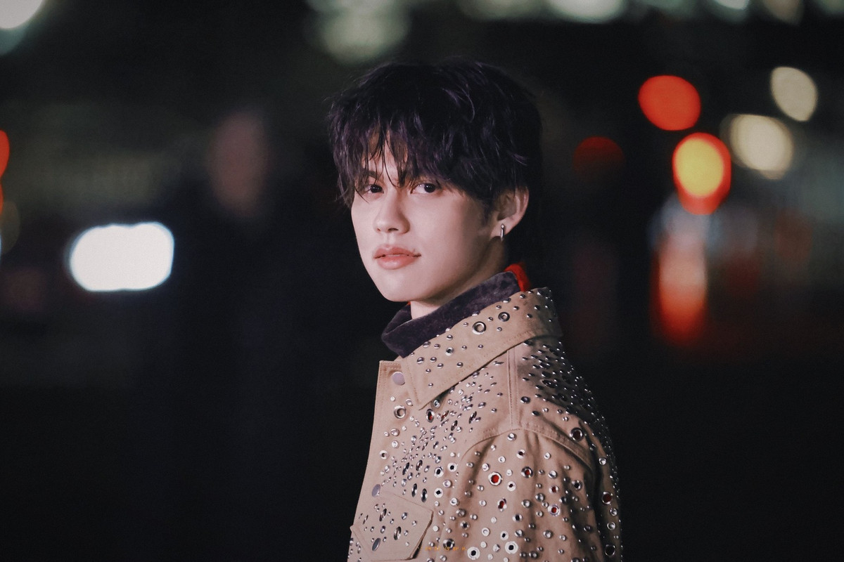 Đại sứ thương hiệu của Burberry Bright Vachirawit tiếp tục mang đến những khoảnh khắc thời trang đáng nhớ sau nhiều năm gắn bó với Burberry. Ngoài ra nhiều nghệ sĩ khác cũng có mặt như Cara Delevingne, Skepta, Hikari Mori, Lila Moss, Vinnie Hacke... Ảnh: Twitter.