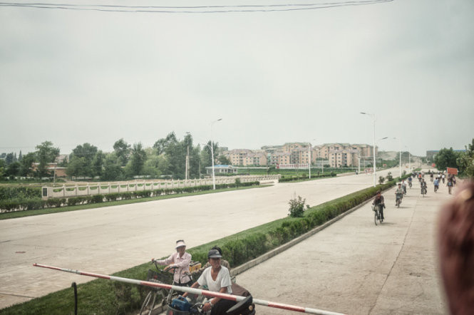 Xe đạp là phương tiện di chuyển chủ yếu của người dân.