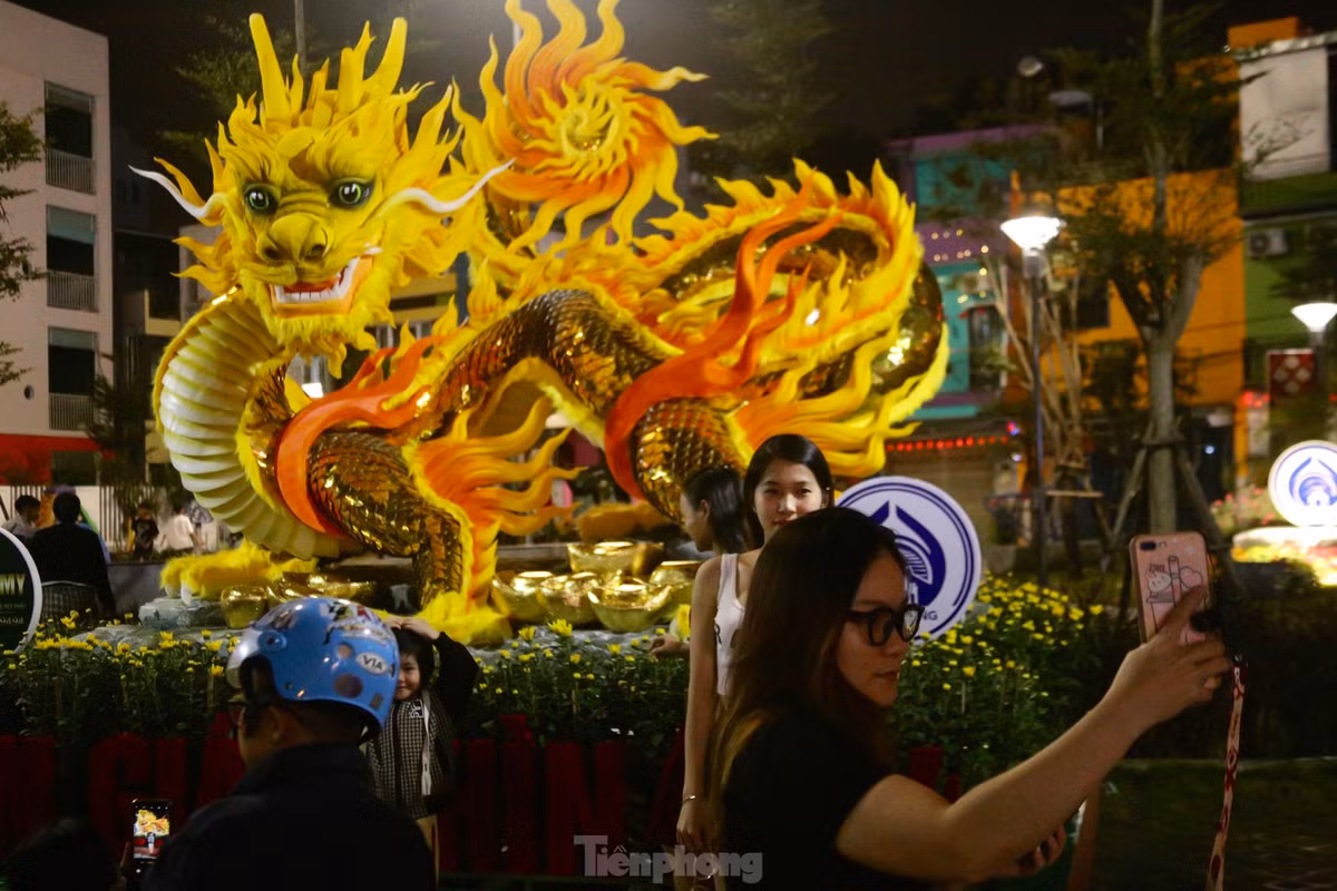 Vị trí công viên Nam Dương gần khu vực Cầu Rồng và đường hoa Tết nên cũng thuận tiện cho nhiều người đến xem và check-in với linh vật rồng độc đáo này.