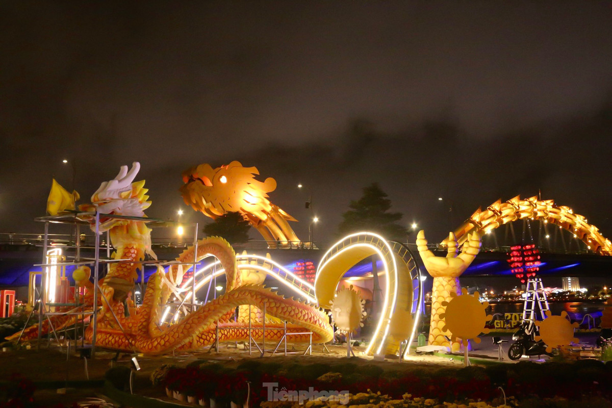 Vào ban đêm, các linh vật rồng quanh cầu Rồng lại càng thêm lung linh, huyền ảo bởi những ánh đèn.
