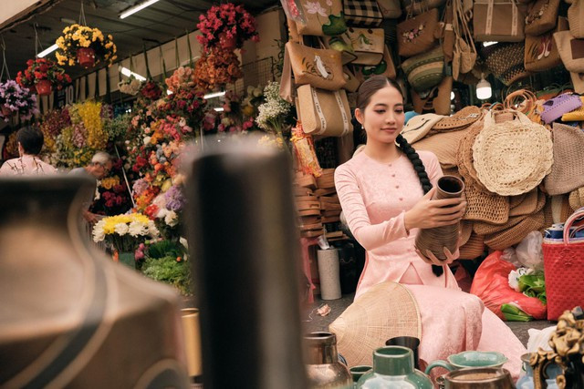 Hoa hau bien Ninh Hoang Ngan dien ao ba ba xuong pho-Hinh-2