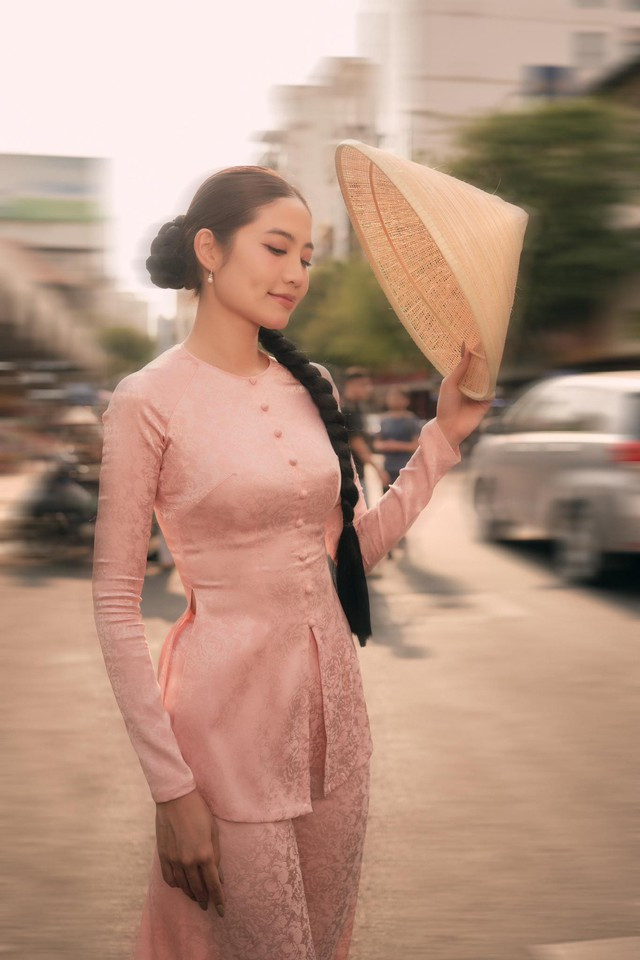 Hoa hau bien Ninh Hoang Ngan dien ao ba ba xuong pho