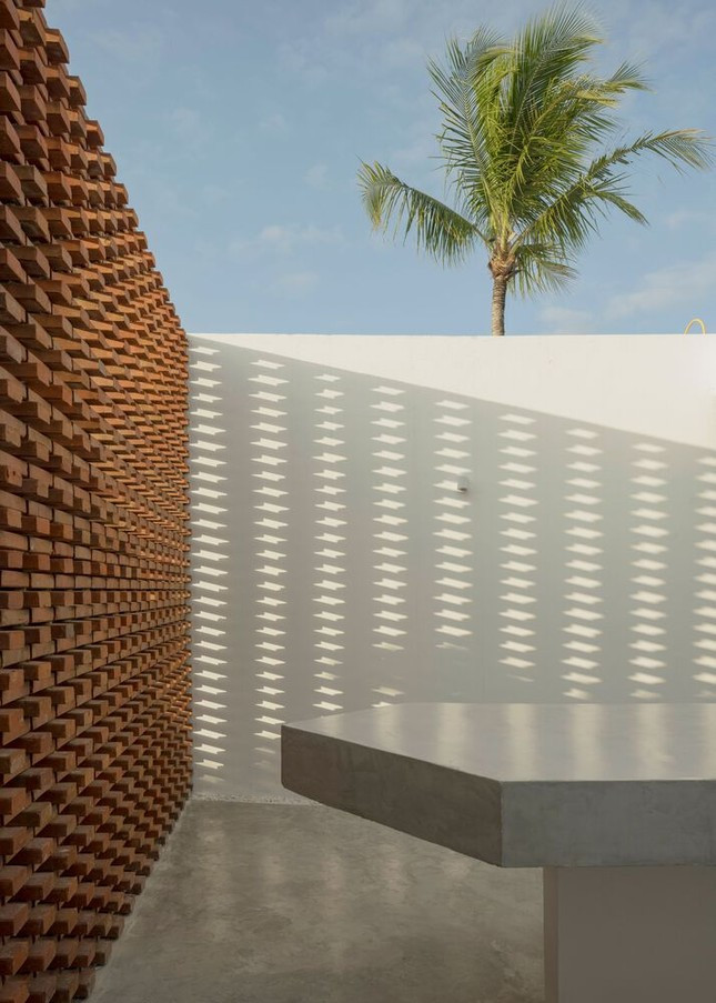 Thiết kế mang tính giải pháp nhất chính là bức tường gạch được xây dựng từ với cấu trúc đặc biệt, các viên gạch được sắp xếp có quy luật tạo ra những ô gió nhỏ để trao đổi không khí trong ngoài.