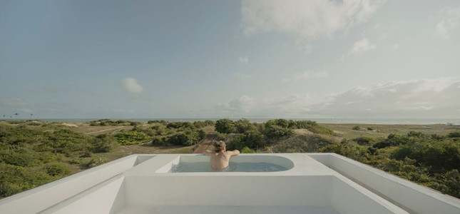 Sân thượng có bể bơi thư giãn, ngắm toàn cảnh bãi biển xinh đẹp, là nơi tắm nắng yêu thích của gia chủ.