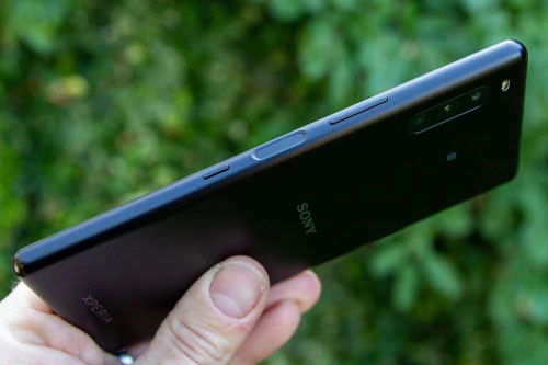 Cảm biến vân tay ở cạnh phải. Nguồn: ...Nguồn: Minh Hoàng (tổng hợp)