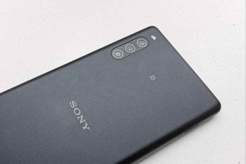 Sony Xperia L4 có 3 camera sau. Cảm biến chính 13 MP, khẩu độ f/2.0 cho khả năng lấy nét theo pha. Ống kính góc rộng 5 MP, f/2.2 và cảm biến chiều sâu 2 MP, f/2.4.