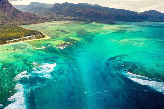 Khung cảnh ngoạn mục này không phải là ảo ảnh, mà là hiện tượng tự nhiên độc nhất vô nhị. Phần lớn vùng nước quanh đảo Mauritius có độ sâu 150 m, tuy nhiên, khu mũi phía nam lại có độ sâu lên tới 4.000 m, tạo ra "thác nước" ấn tượng này. Ảnh: Travel&amp;Leisure.