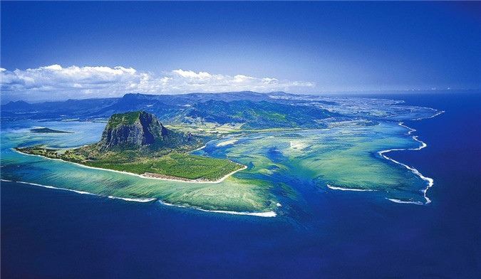 Mauritius là một quốc đảo ở Ấn Độ Dương, cách lục địa châu Phi khoảng 2.000 km. Đây là một điểm du lịch biển nổi tiếng thế giới, với nhiều cảnh quan ấn tượng, trong đó có "thác nước dưới biển" - một hiện tượng tự nhiên thú vị. Ảnh: International Travellers.