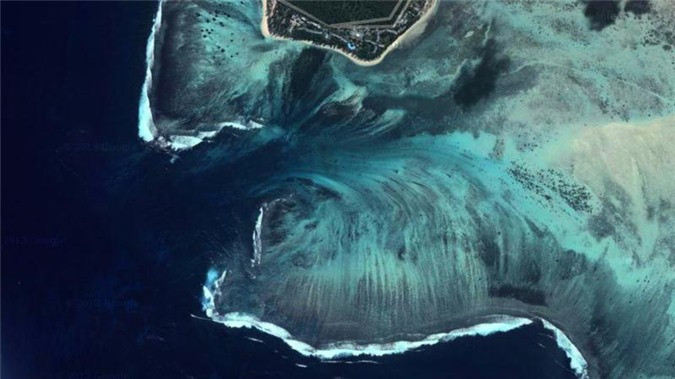 Ảnh chụp vệ tinh cho thấy nơi này giống như cảnh tượng trong một bộ phim giả tưởng, khi một xoáy nước ngầm đang cuốn cả hòn đảo phía trên xuống dưới. Ảnh: Google Earth.